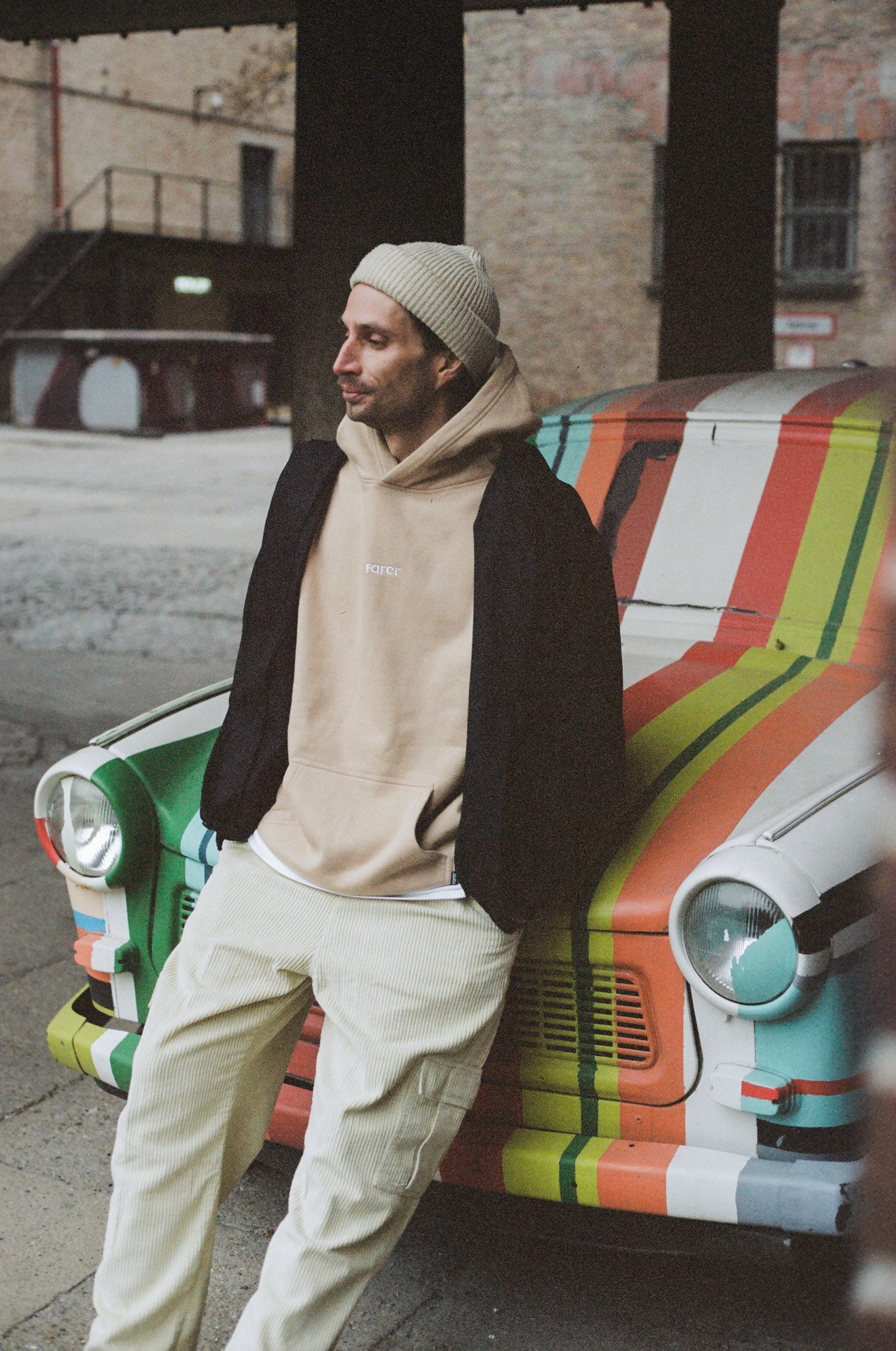 https://farci-studio.com/cdn/shop/files/tenue1.jpg?v=1659707041&width=3840
